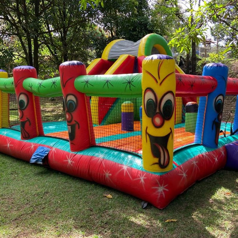 Detalhe do Kid Play Aventura sob as árvores